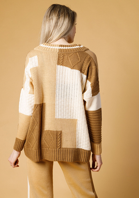 Свитер оверсайз с V-образным вырезом в стиле пэчворк песочный | Интернет-магазин Knitman