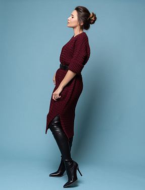 Трикотажное платье прямого кроя с косами бордовое | Интернет-магазин Knitman