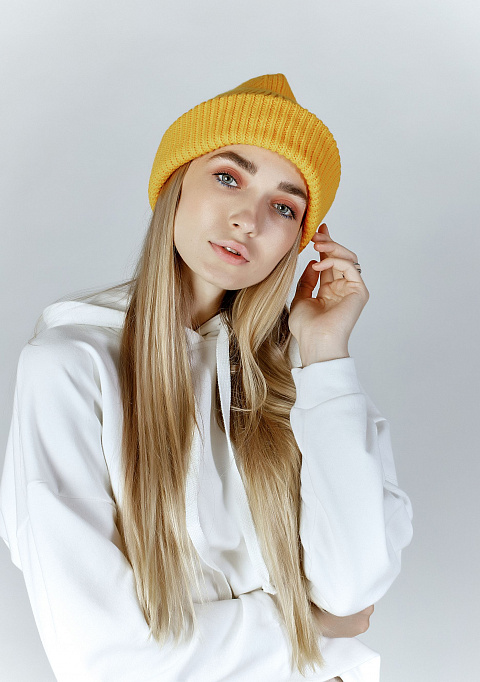 Трикотажная шапка бини в рубчик желтая | Интернет-магазин Knitman